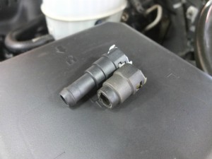 エスカレード　ヒーターホースコネクター